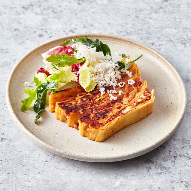 Dubbel gebakken lasagne met mesclun en Parmezaanse kaas Dubbel gebakken lasagne met mesclun en Parmezaanse kaas